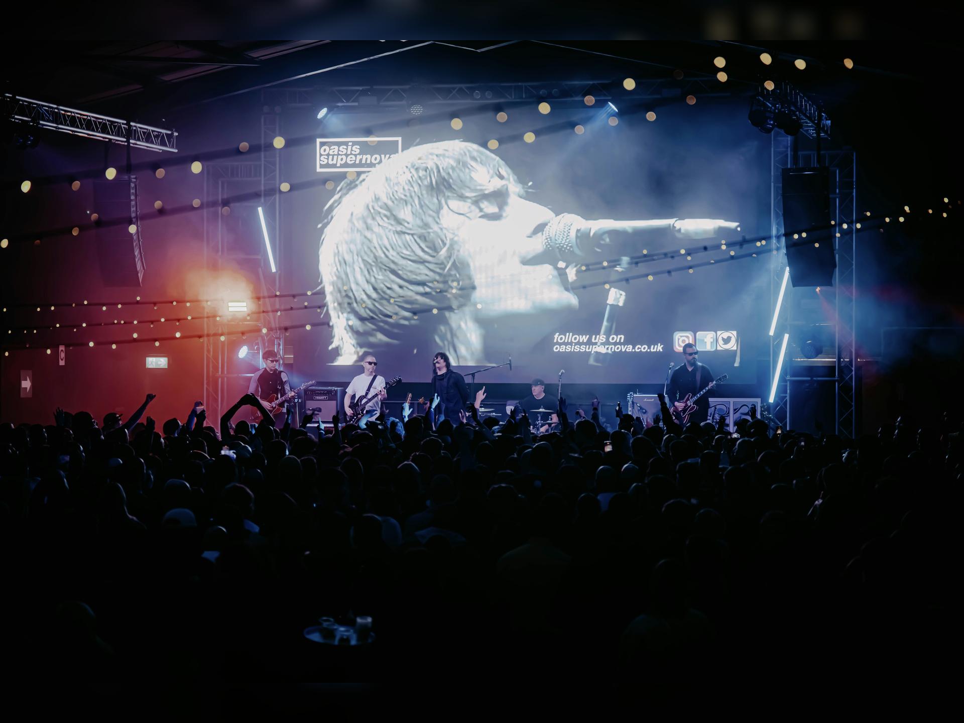 Oasis Supernova: the Knebworth Experience