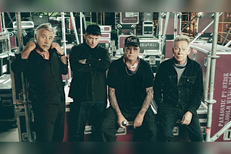 Sex Pistols (Paul Cook, Steve Jones, Glen Matlock) featuring Frank Carter