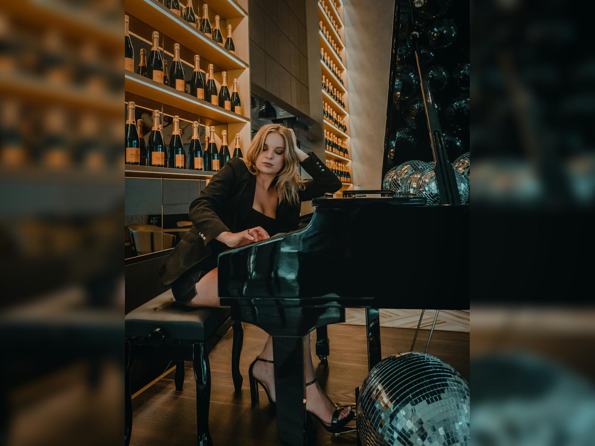 Bobbi Fallon + Charlotte Sell, Mona the Romantic