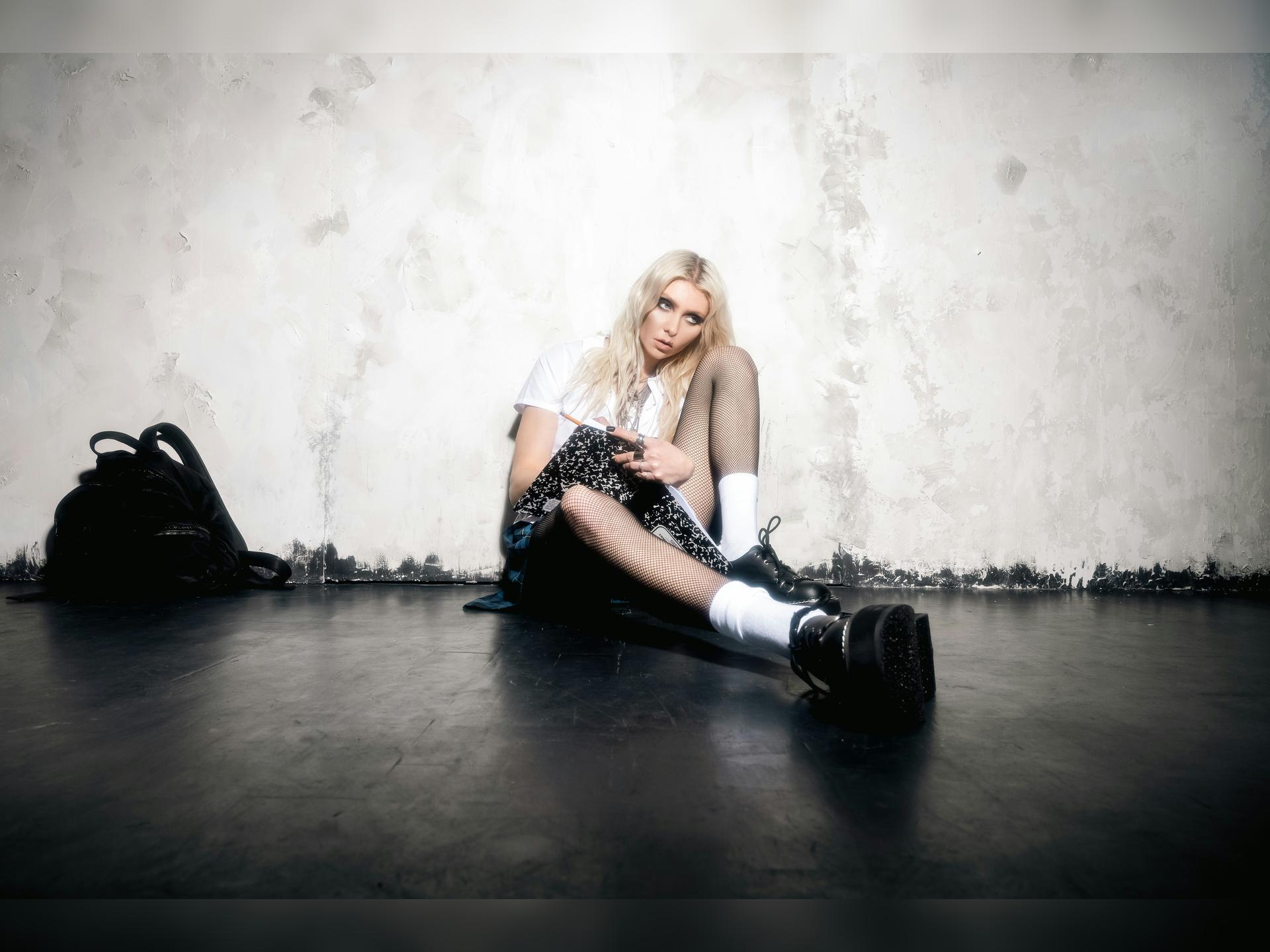 The Pretty Reckless: Acoustic + Signing