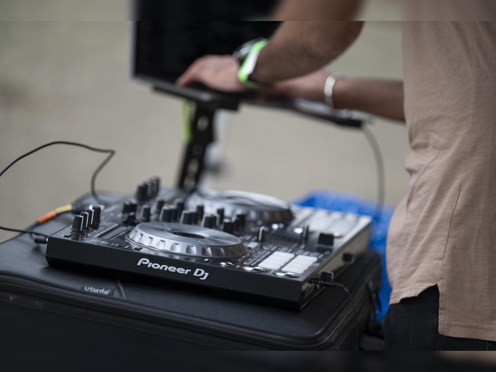 Red Rebel x DJ Society – DJ Workshops!