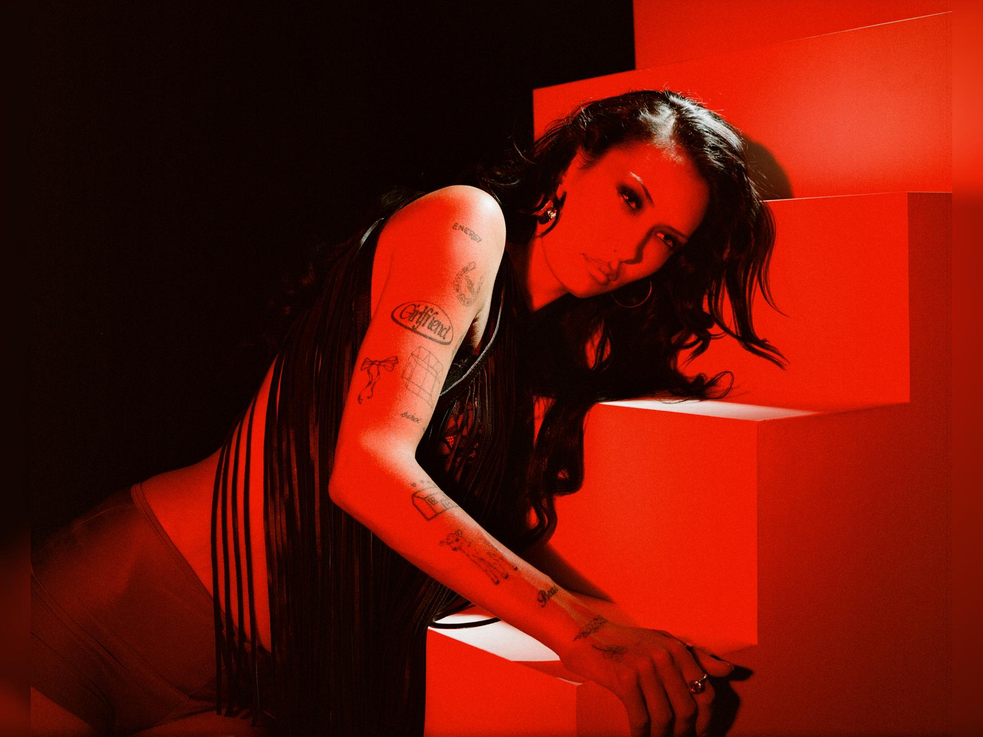 Nieve Ella: Intimate Acoustic Performance + Signing