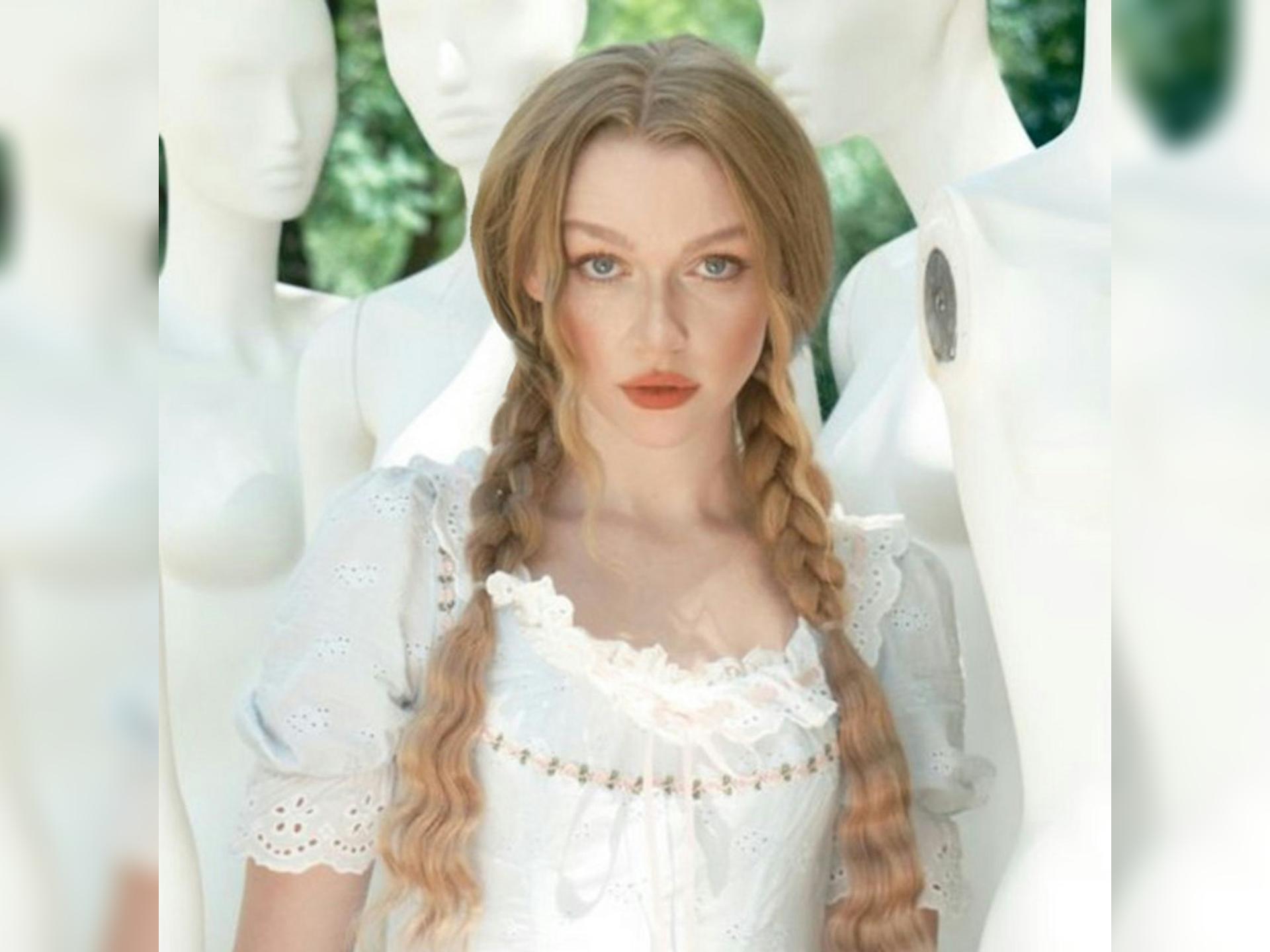 Mollie Elizabeth: People Pleaser Live